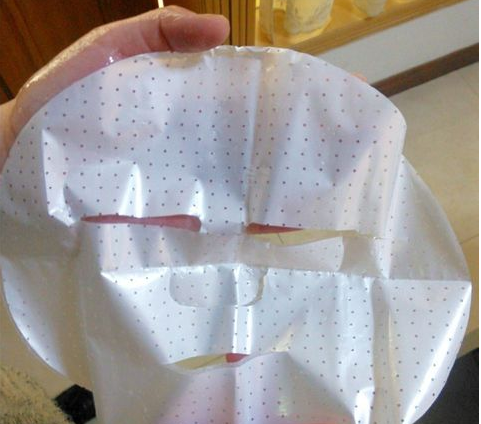 面膜厂家告诉你面膜里的塑料珠光纸有什么作用？