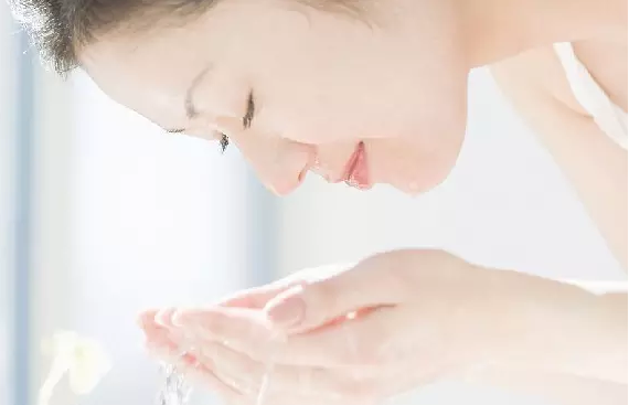 你知道早上护肤和晚上护肤有什么区别吗？