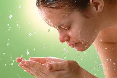 早上洗脸要不要用洗面奶？